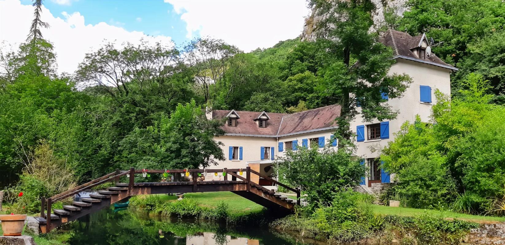 Renovated old mill of 390m² in St Géry-Vers