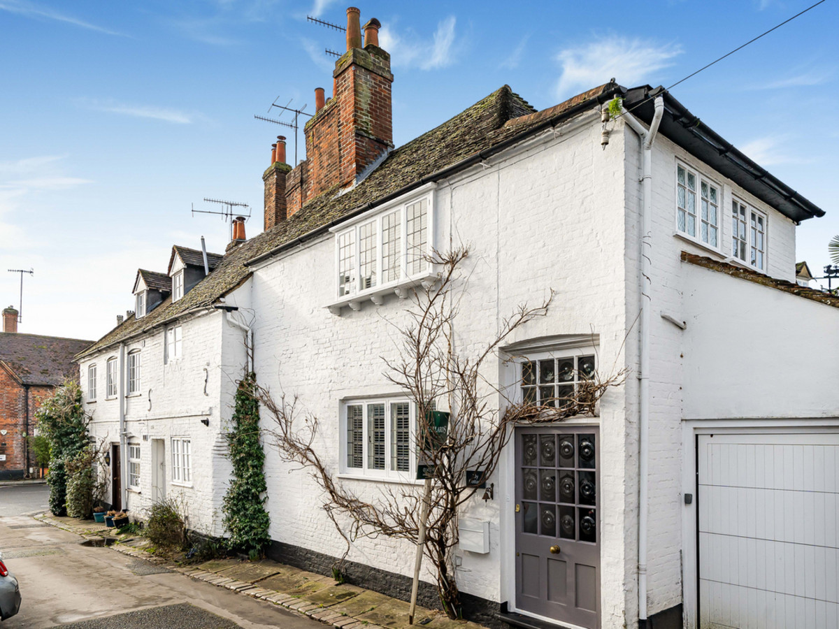 A beautifully presented two bedroom Grade II Listed cottage, positioned in the heart of Henley‑on‑Thames, on one of the most