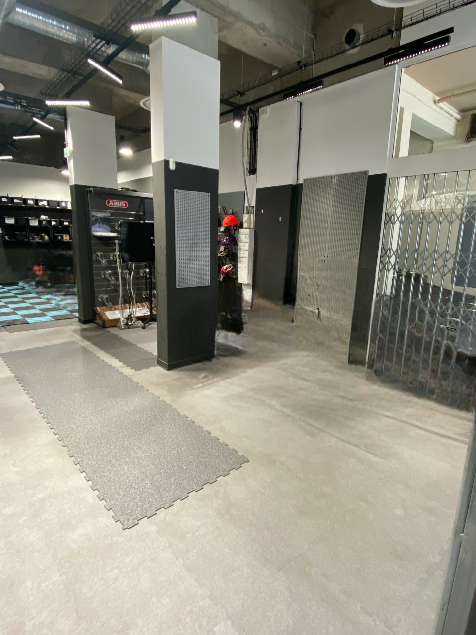 PEYROU COMMERCIAL WALLS VACANT