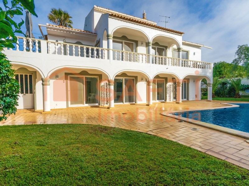 Villa Augusta with 5 Bedrooms, Garden and Private Pool in Boliqueime