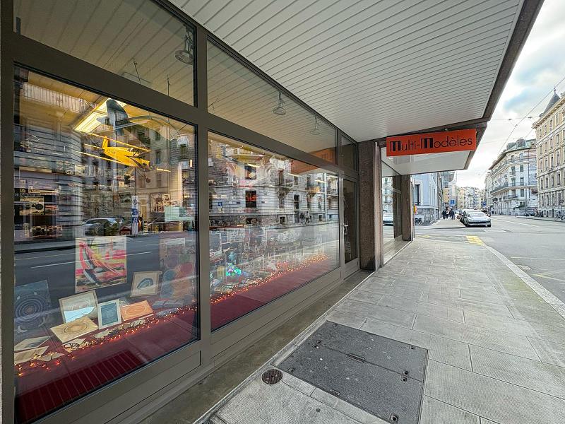 ARCADE IN THE CENTRE OF EAUX-VIVES