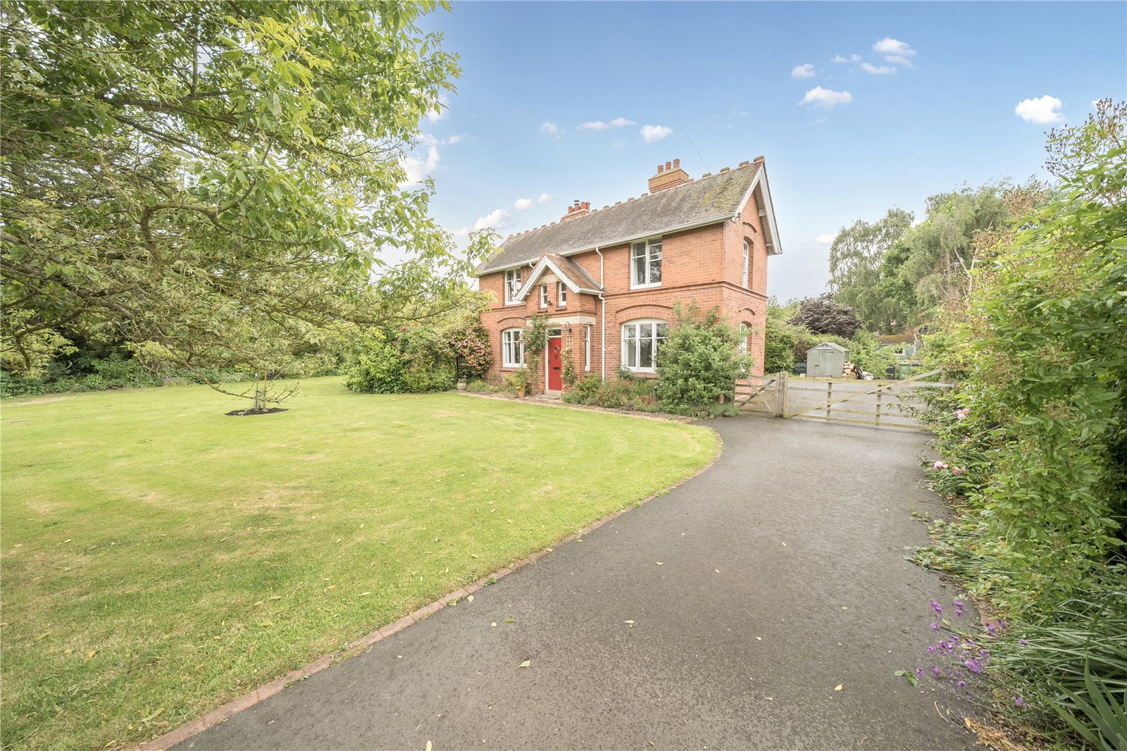 Detached House: for sale in Leominster Herefordshire