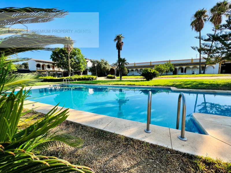 Farmhouse with land for exploitation and construction