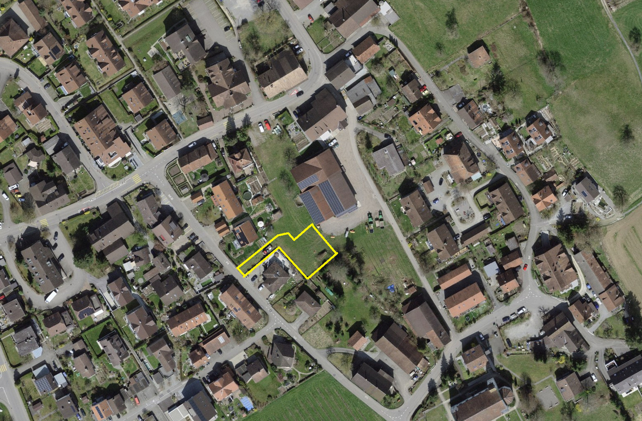 2 building plots in the middle of the village in an idyllic location