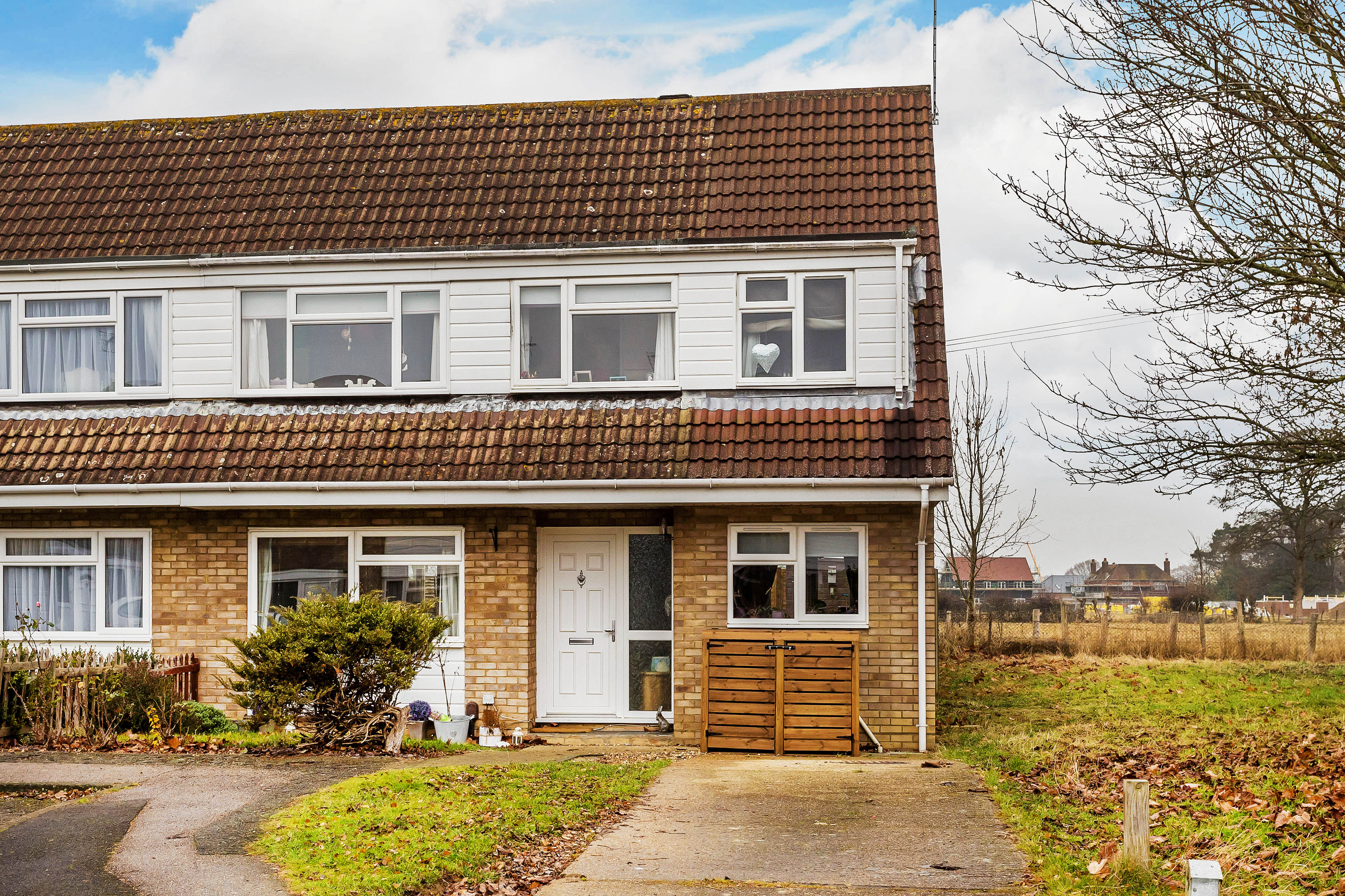 Arne Grove,Horley,RH6 8DQ - £450000