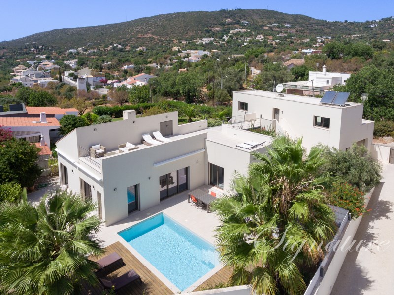 A Stunning 4 bedroom Oasis: Modern Comfort in the Heart of Santa Barbara de Nexe