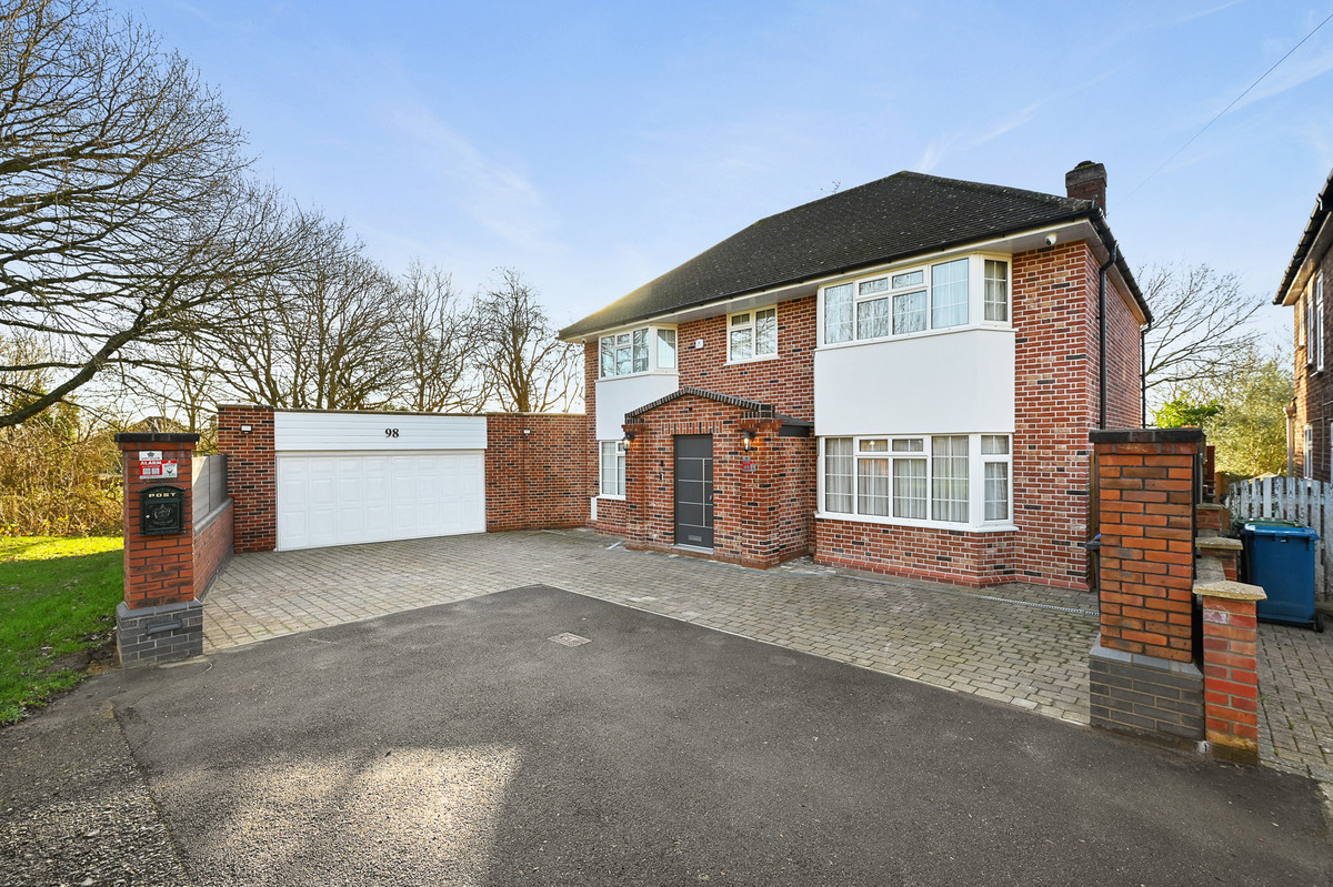 Detached House: for sale in Stanmore