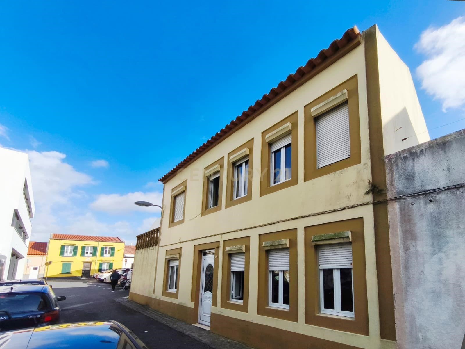 House T5 + Annex T1 with high potential for profitability in Ponta Delgada, São Miguel