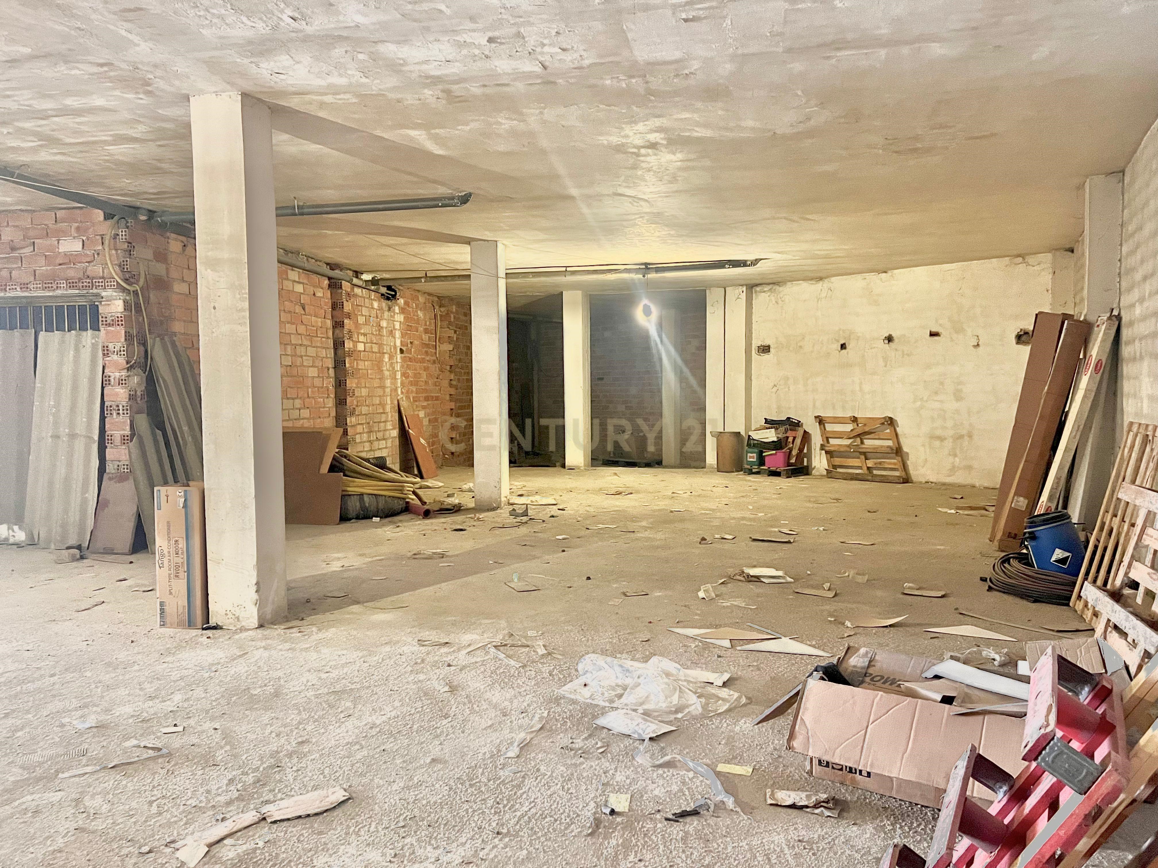 COMMERCIAL PREMISES WITH MULTIPLE POSSIBILITIES IN DANGERS