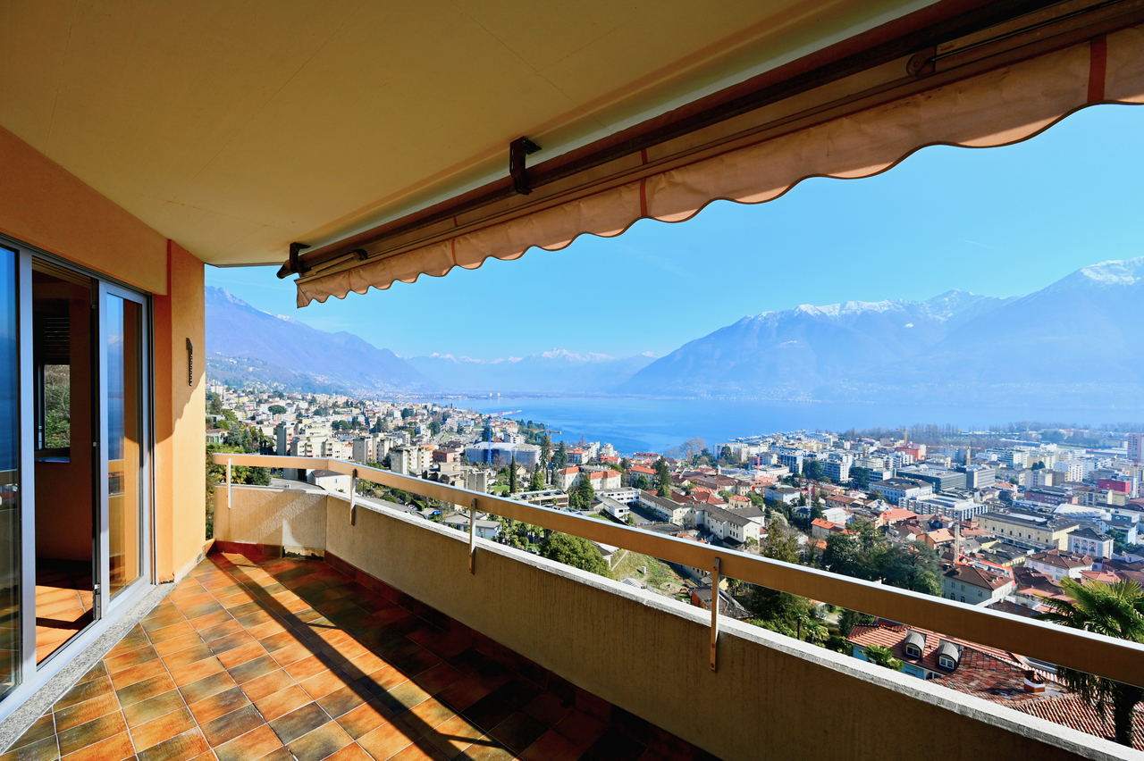 UNMISSABLE LAKE VIEW – 4.5-ROOM APARTMENT WITH POTENTIAL