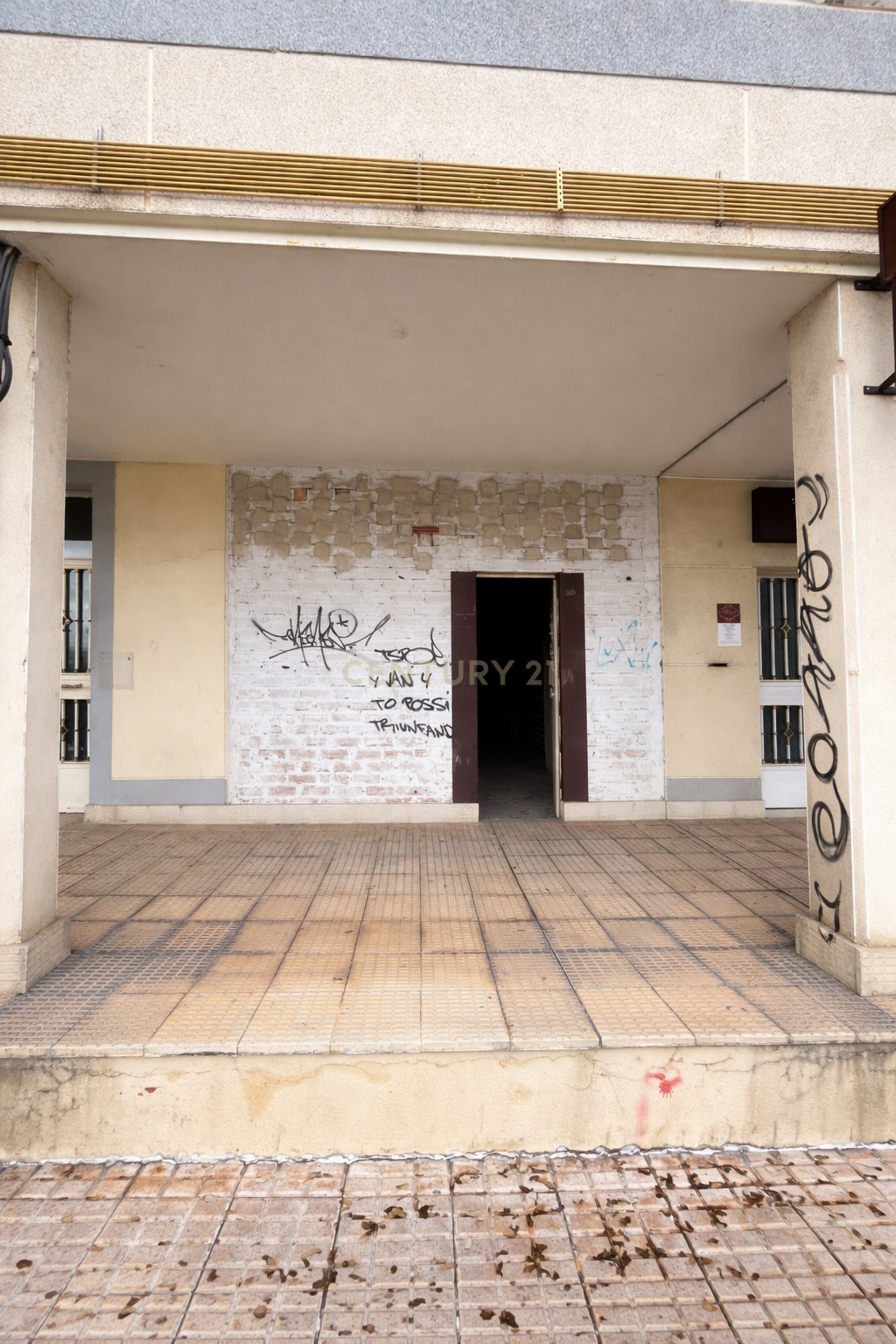 🏢 Shell commercial unit in Cáceres: create your business from scratch ✨