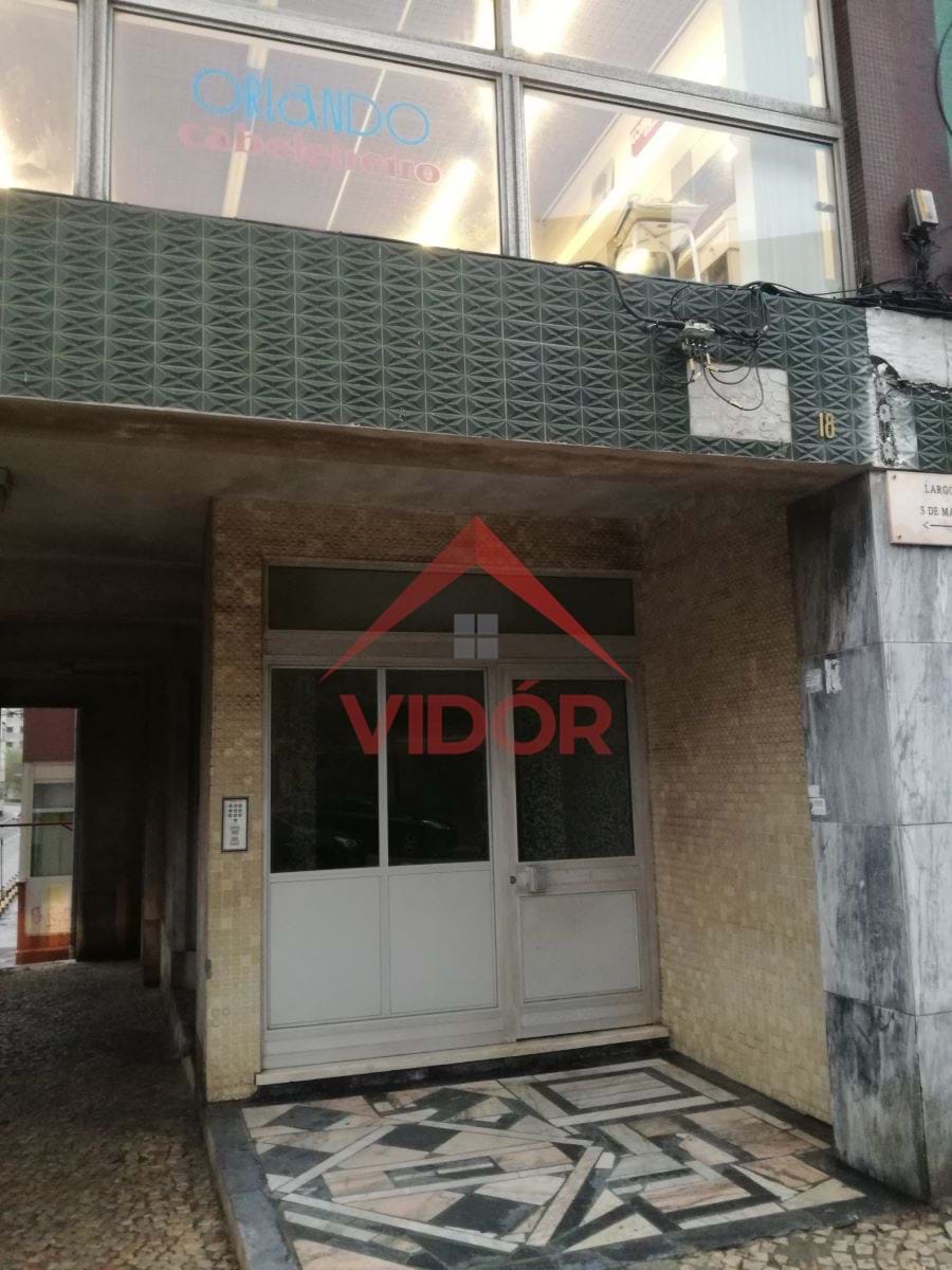 Store with shop window in Alto do Seixalinho - Barreiro