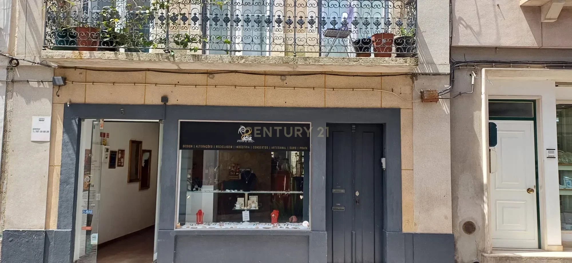 Versatile Ground Floor Store in Prime Santarém Location