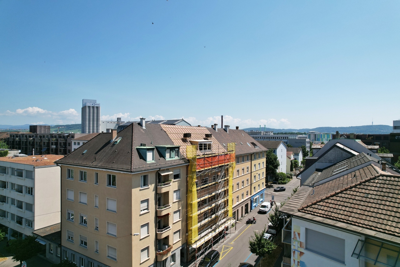 REPRESENTATIVE COMMERCIAL SPACE WITH SHOP WINDOW FRONT