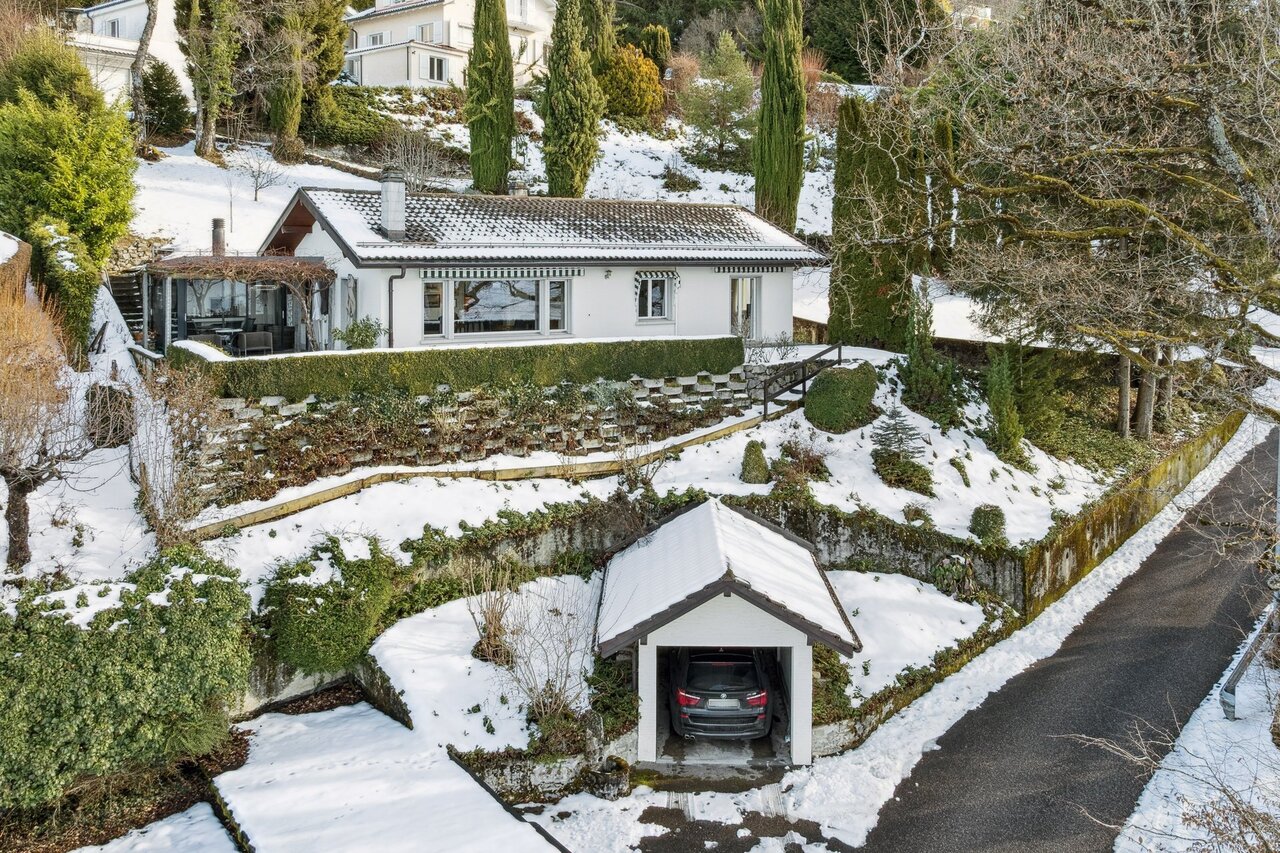 Single storey villa with lake and castle views