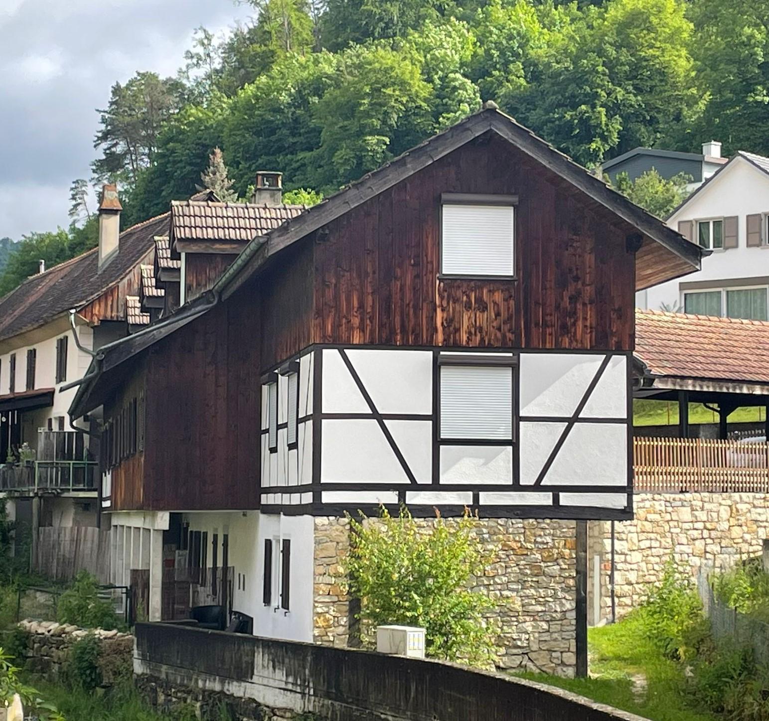 **En anglais :** Close to Basel, fully renovated income property with 6 apartments, 7 parking spaces, no vacancies.