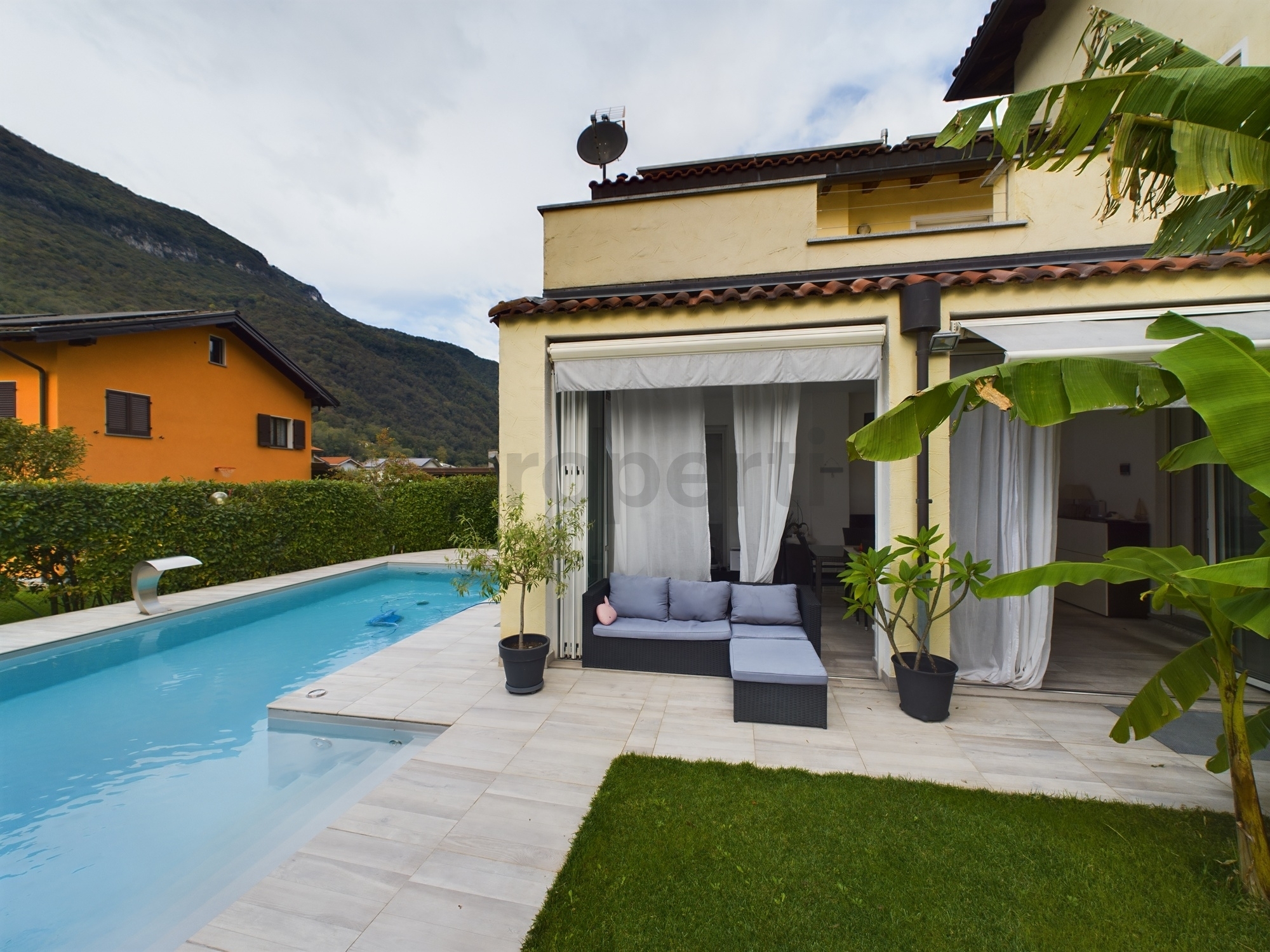 Stylish detached house with garden and pool in Riva San VitaleElegant casa con giardino e piscina riscaldata a Riva San Vitale