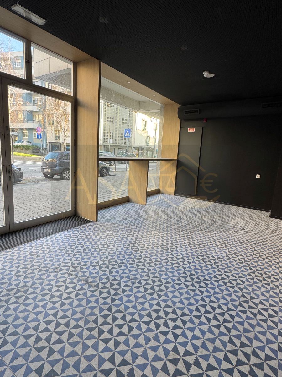 Shop | Porto | 500m² | Parking Space