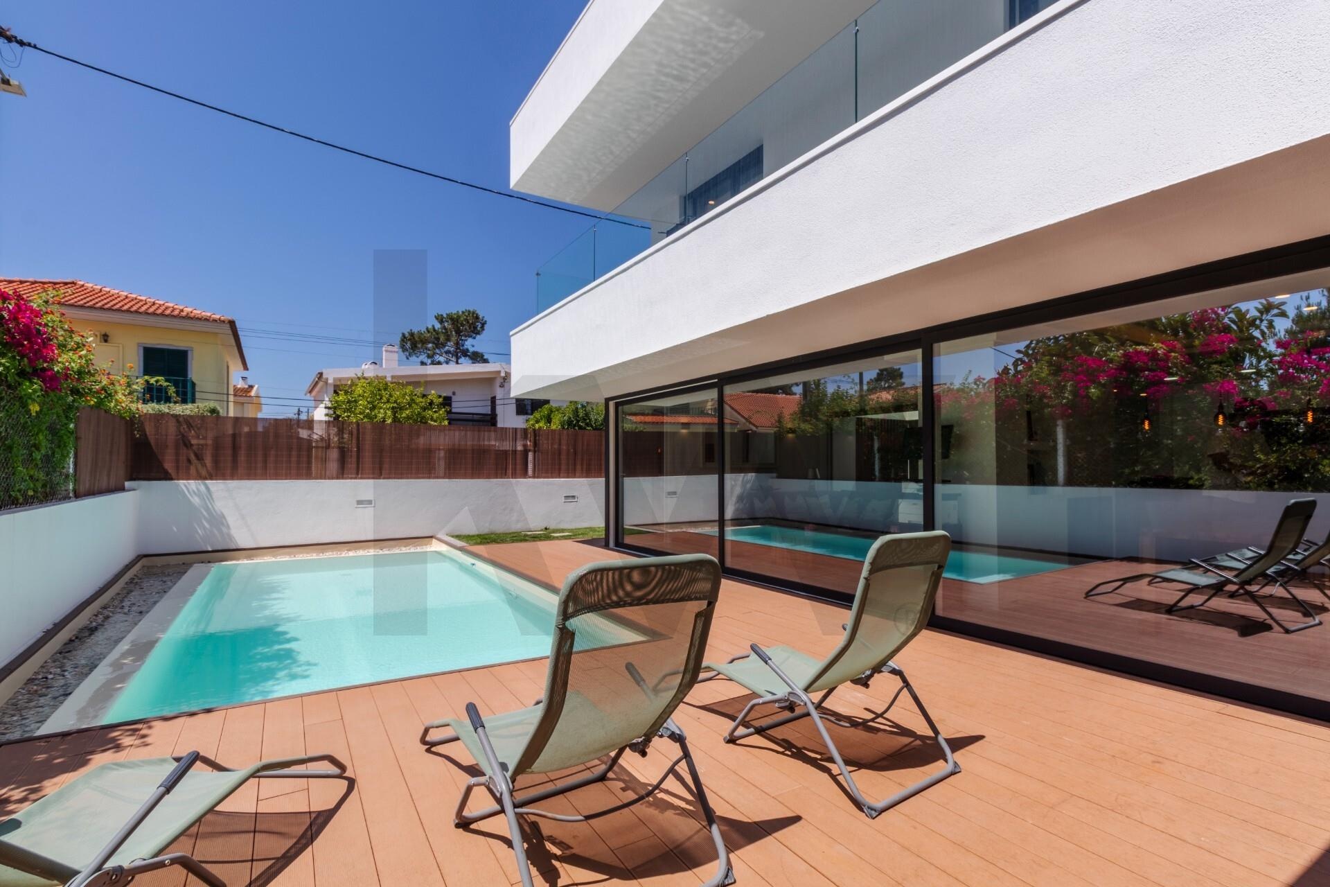 Contemporary Design 4-Bedroom House in Aroeira: Where Luxury Meets the Sea