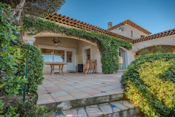 PROVENCAL VILLA CLOSE TO BEACHES AND VILLAGE