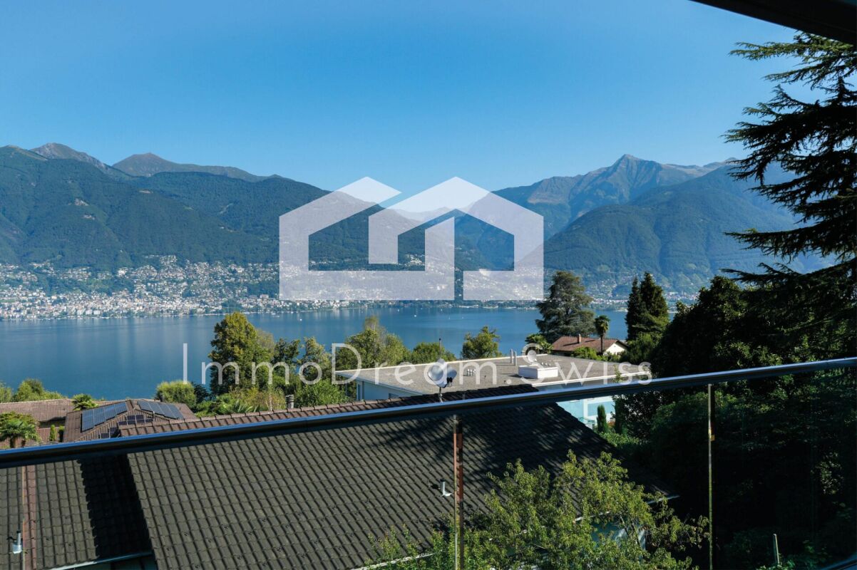 Modern 4 1/2 room condominium, in the attic, with a fantastic view of the lake and mountains