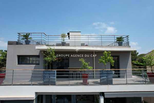 FOR SALE ROOFTOP APARTMENT OF 115M² WITH 3 BEDROOMS WALKING DISTANCE TO BEACHES AND SHOPS