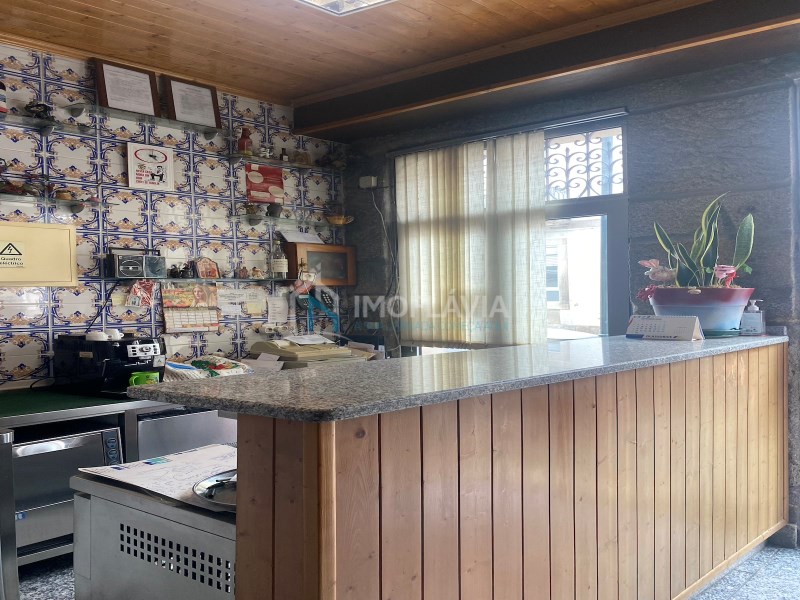 Unique Opportunity: Local Accommodation in the Center of Chaves. Invest in a business ready to generate income! This 6 bedroom v…