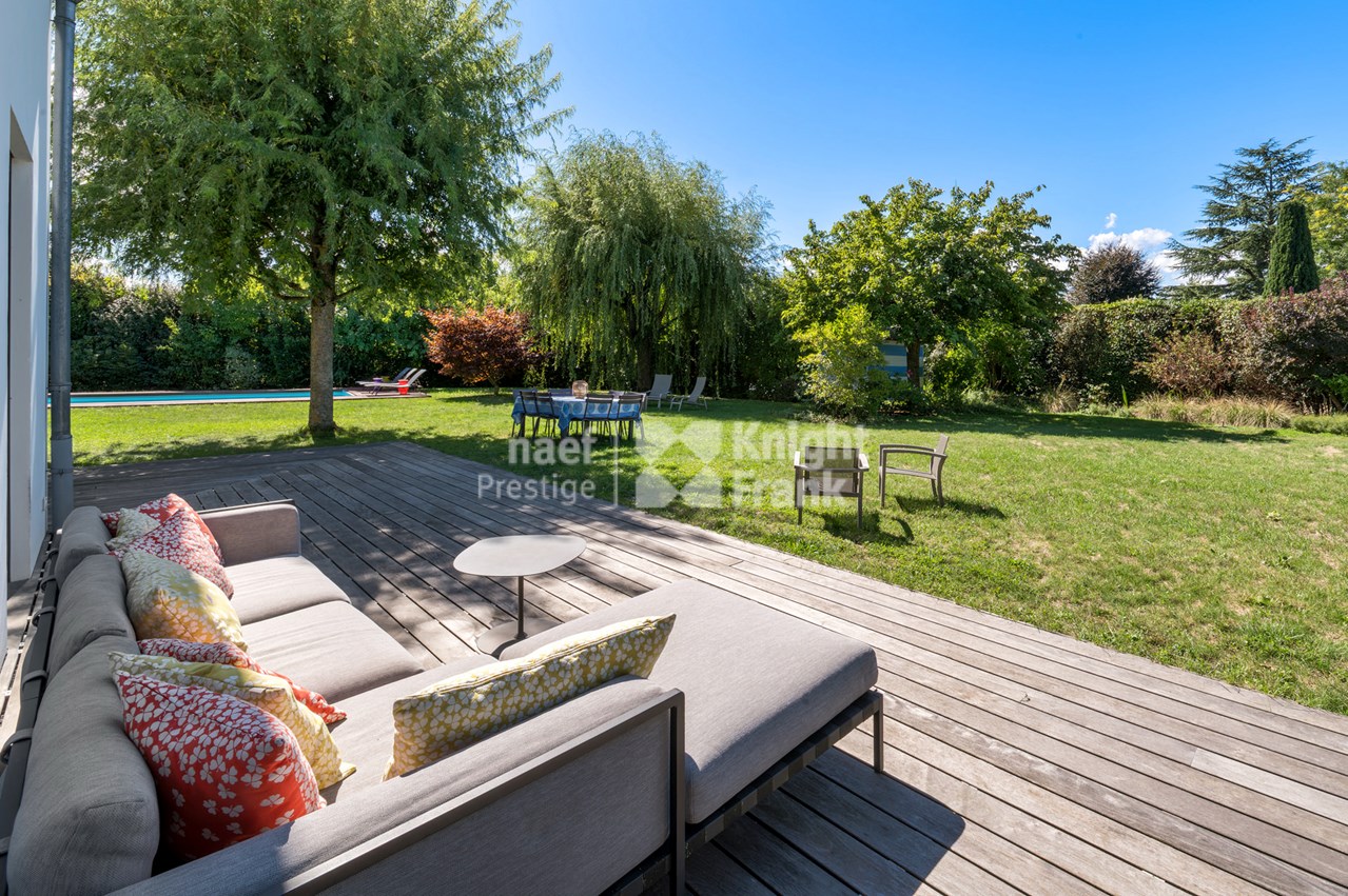 Quiet family property, surrounded by greenery, not far from the lake