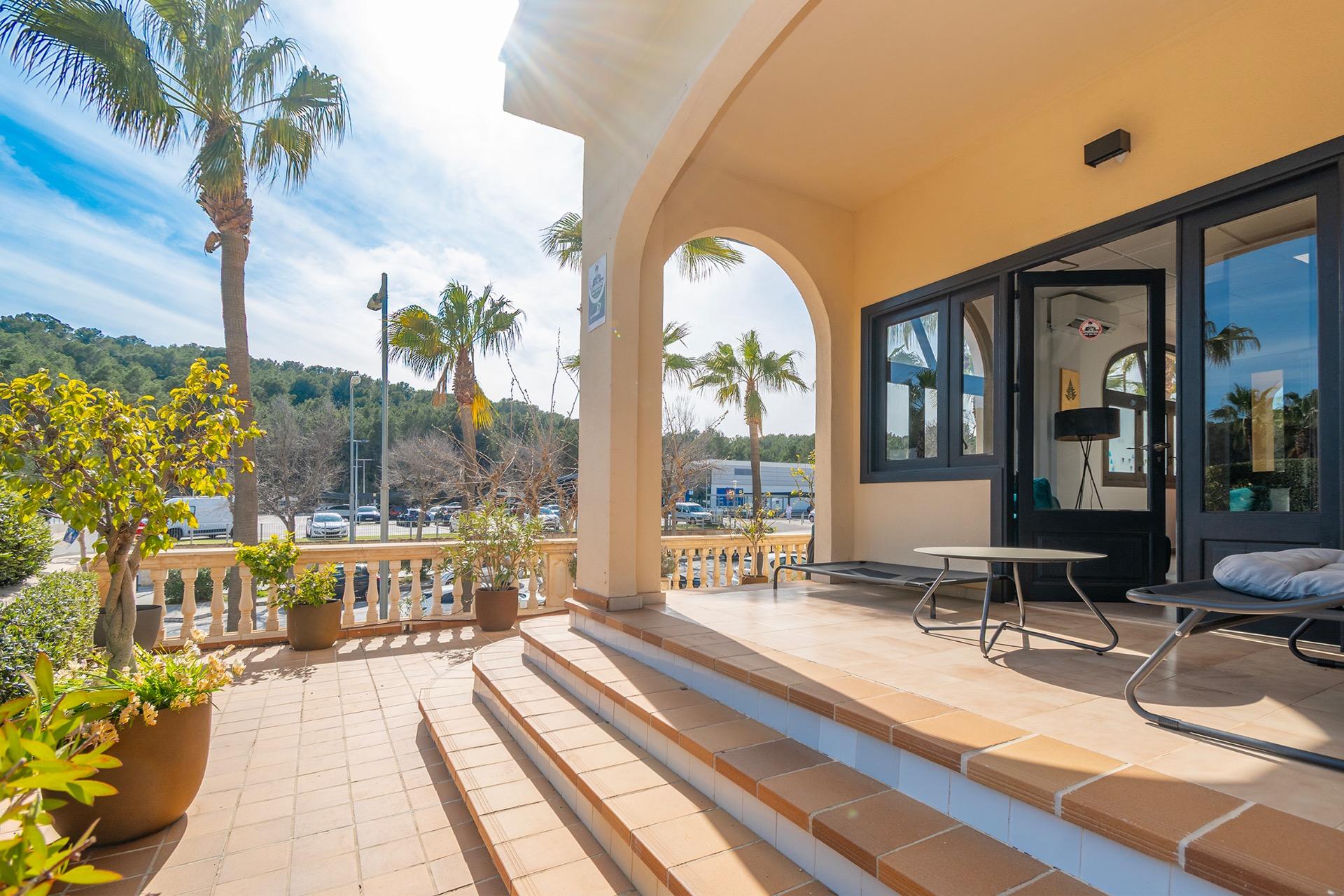 Commercial premises with two parking spaces for sale in Peguera, Mallorca