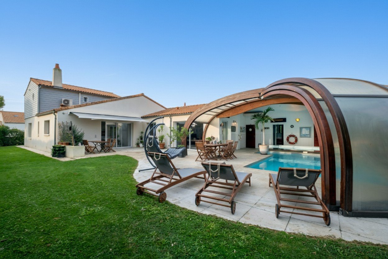 Superb property 300 m² 4 bedrooms and heated indoor/outdoor pool