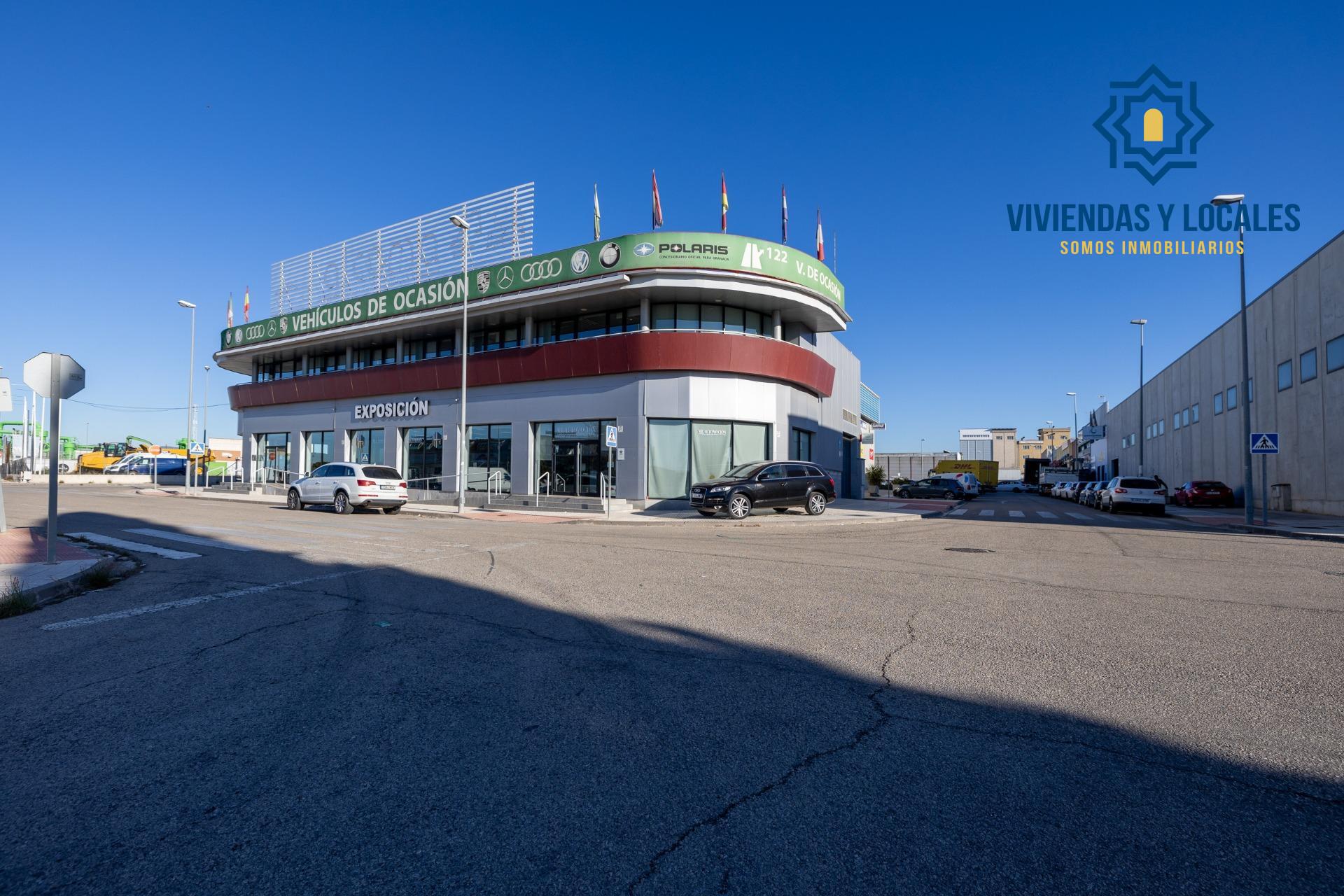 COMMERCIAL BUILDING FULLY INSTALLED AT THE FOOT OF THE ROAD IN POLIGONO ZARATE "PELIGROS" IS FOR SALE