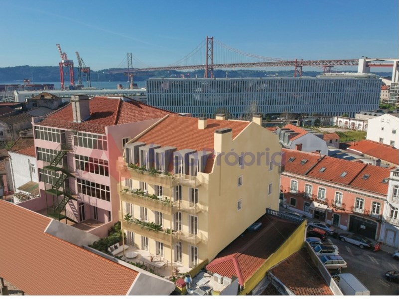 Building for sale for renovation in Estrela/Alcântara-Lisbon with project in the final stages of approval./ Building for sale fo…