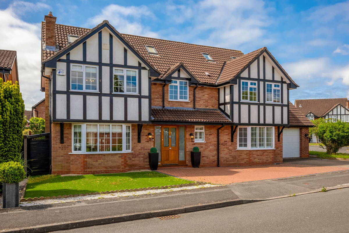 Detached House: for sale in Leamington Spa