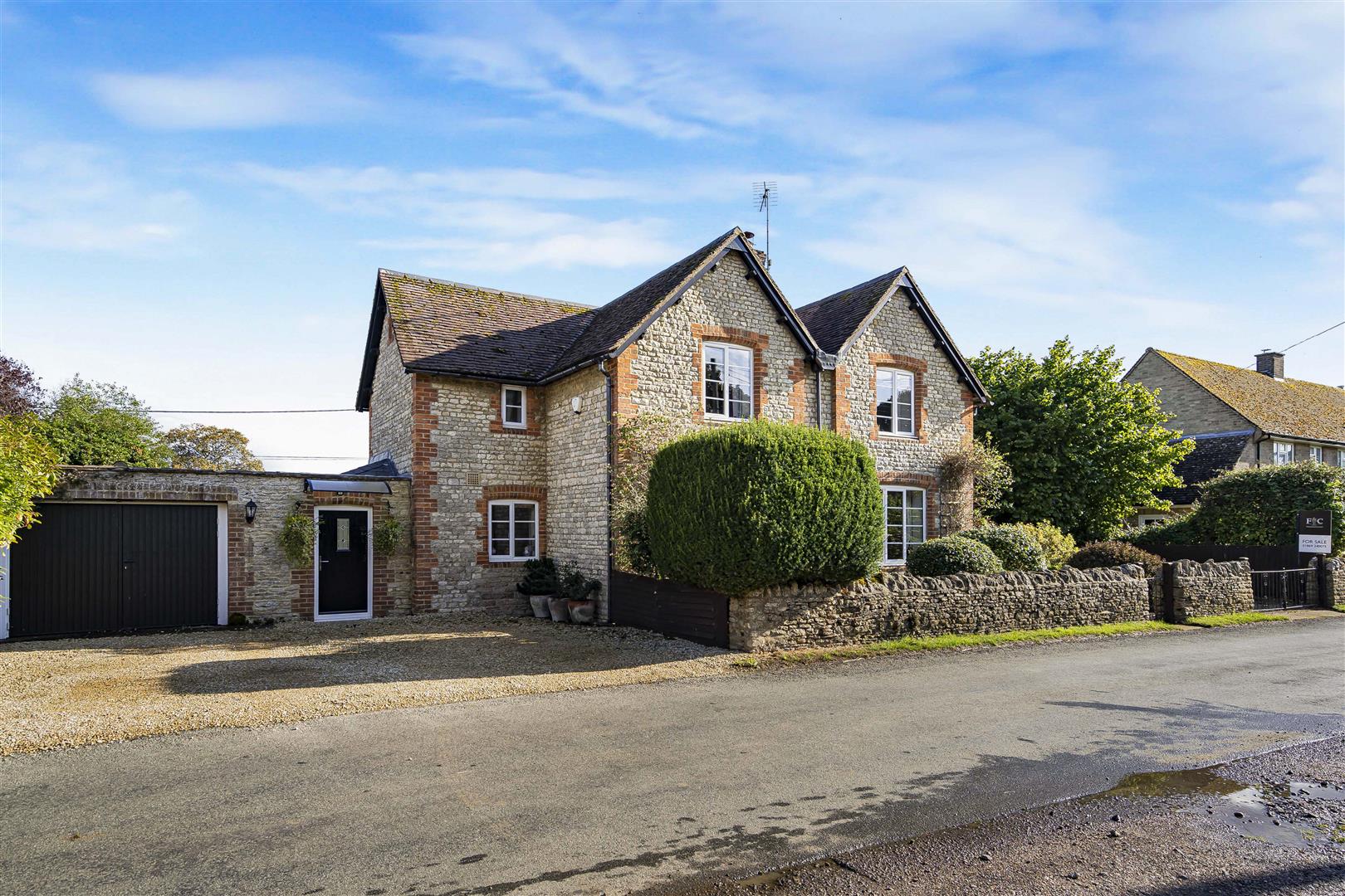 Detached House: for sale in Bicester