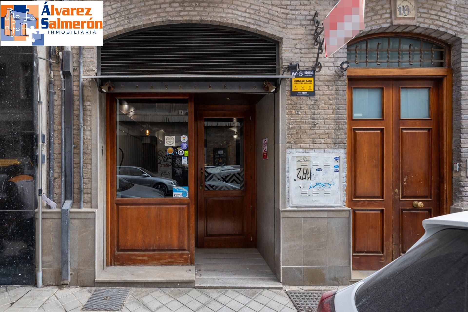 Building with 11 apartments and a store. For Sale in the center of Granada