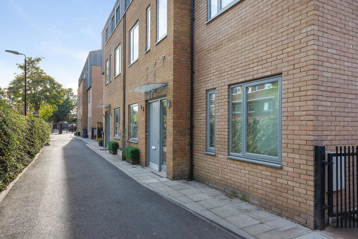 Semi-Detached House: for sale in Brentford