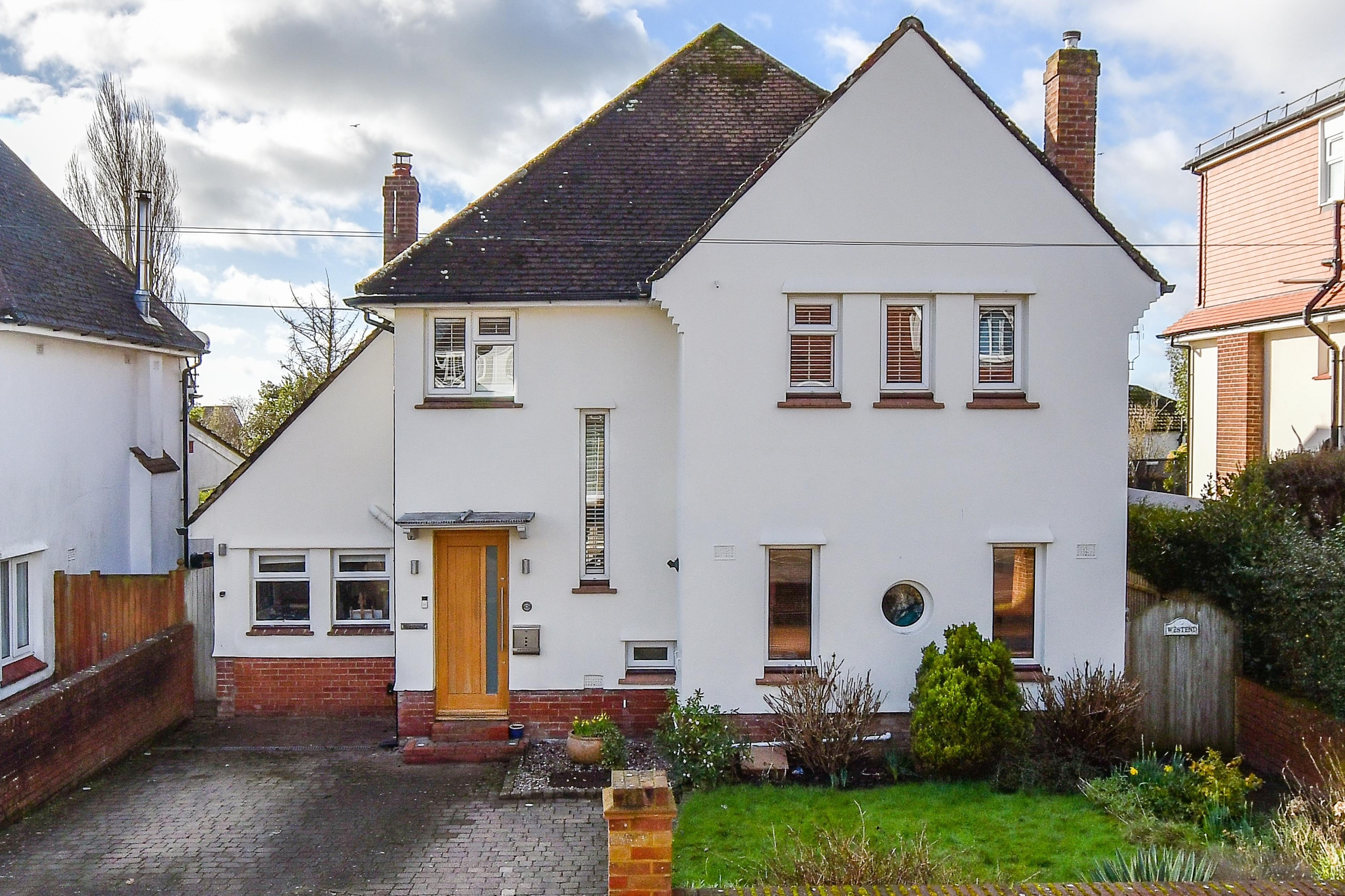 Detached House: for sale in Hythe