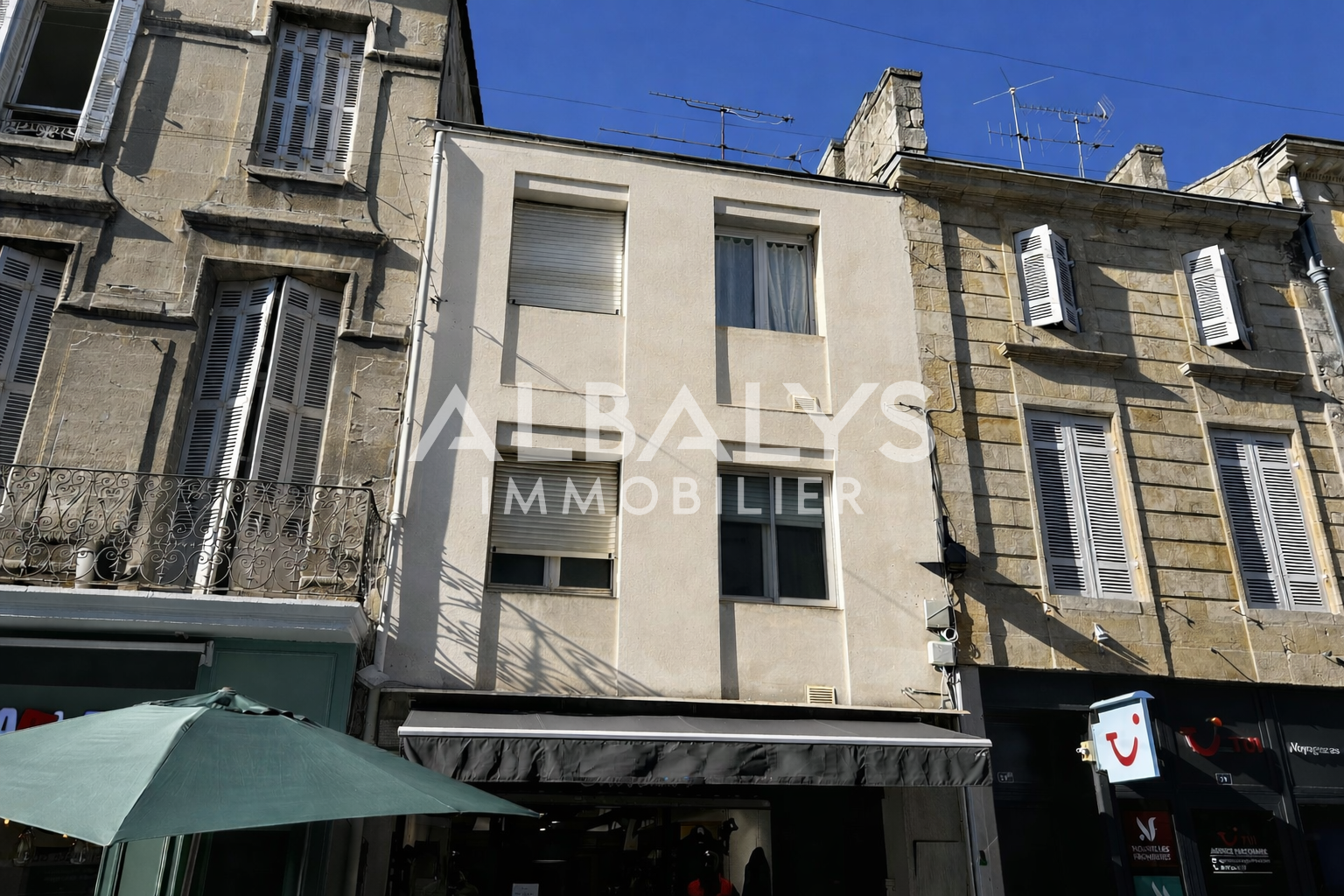 Wall of a commercial premises on the pedestrian street of Libourne