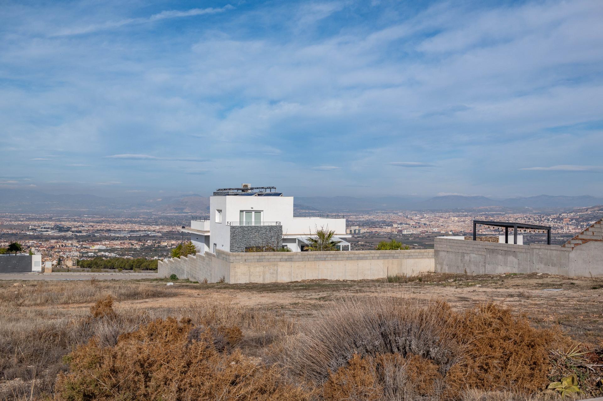 Plot on the corner in Residencial ̈El Pinar ̈ next to Altos de La Zubia