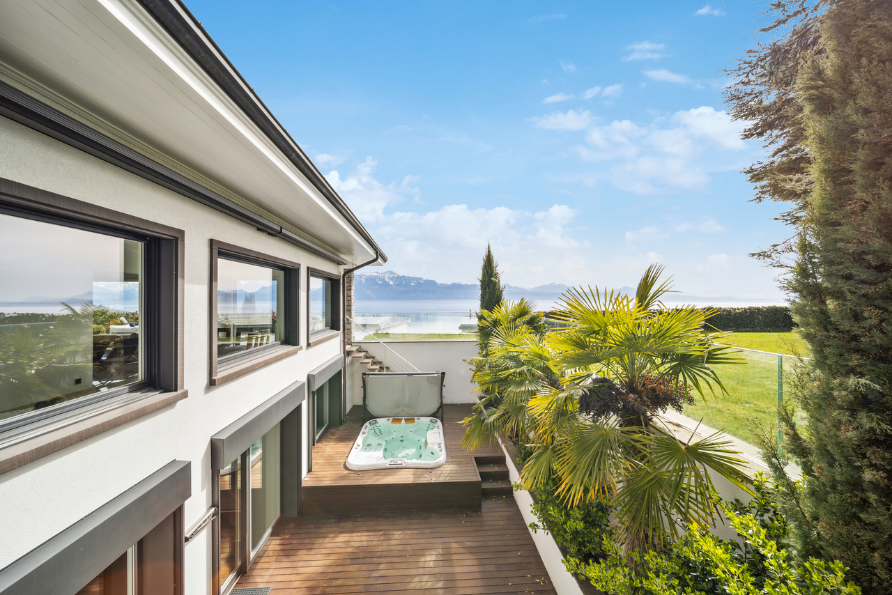 Contemporary mansion with exceptional panoramic views