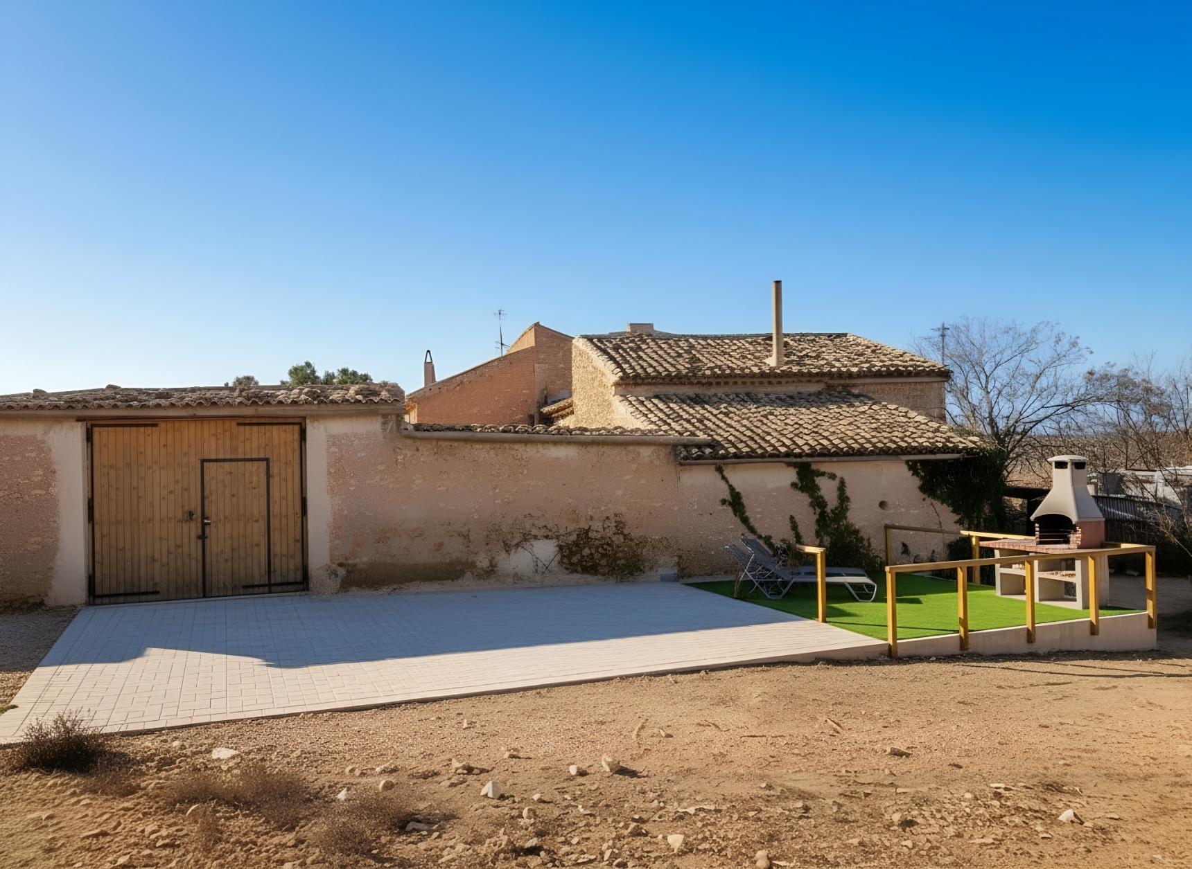 Spacious Chalet in Pinoso: Your Investment Opportunity! ✨