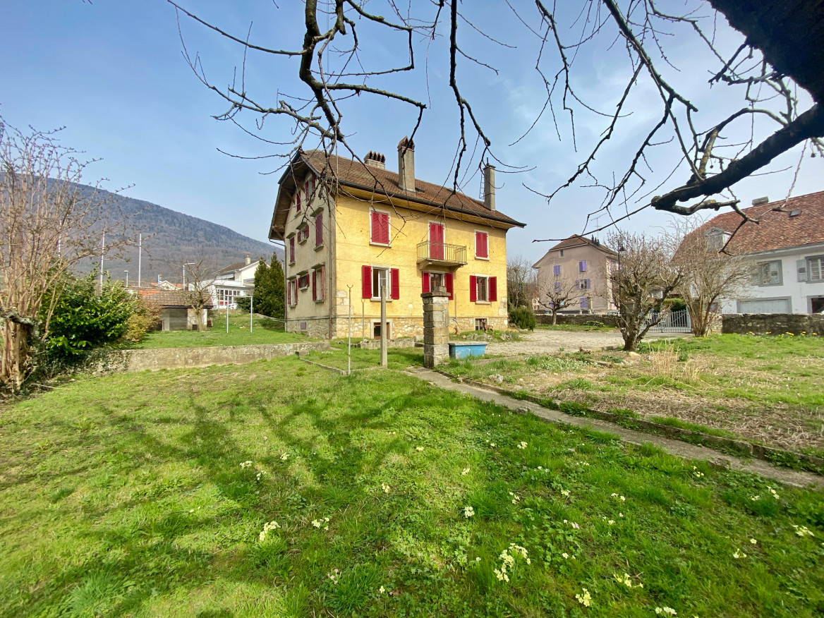 BEAUTIFUL FAMILY HOME OF TWO APARTMENTS WITH LARGE GARDEN