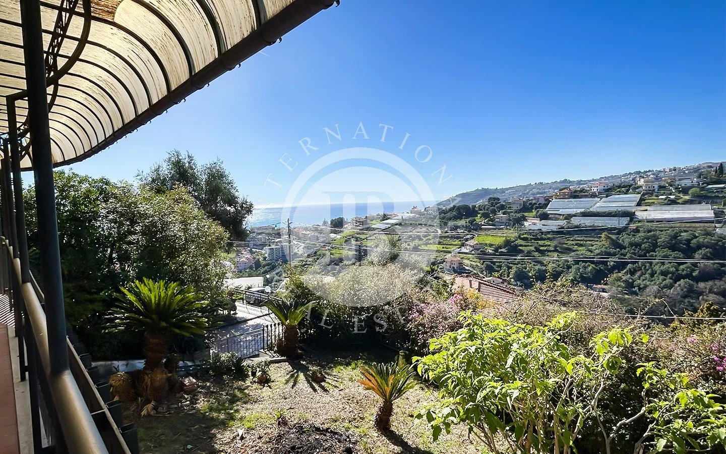 Villa not far from the centre of Sanremo, with swimming pool and sea view garden