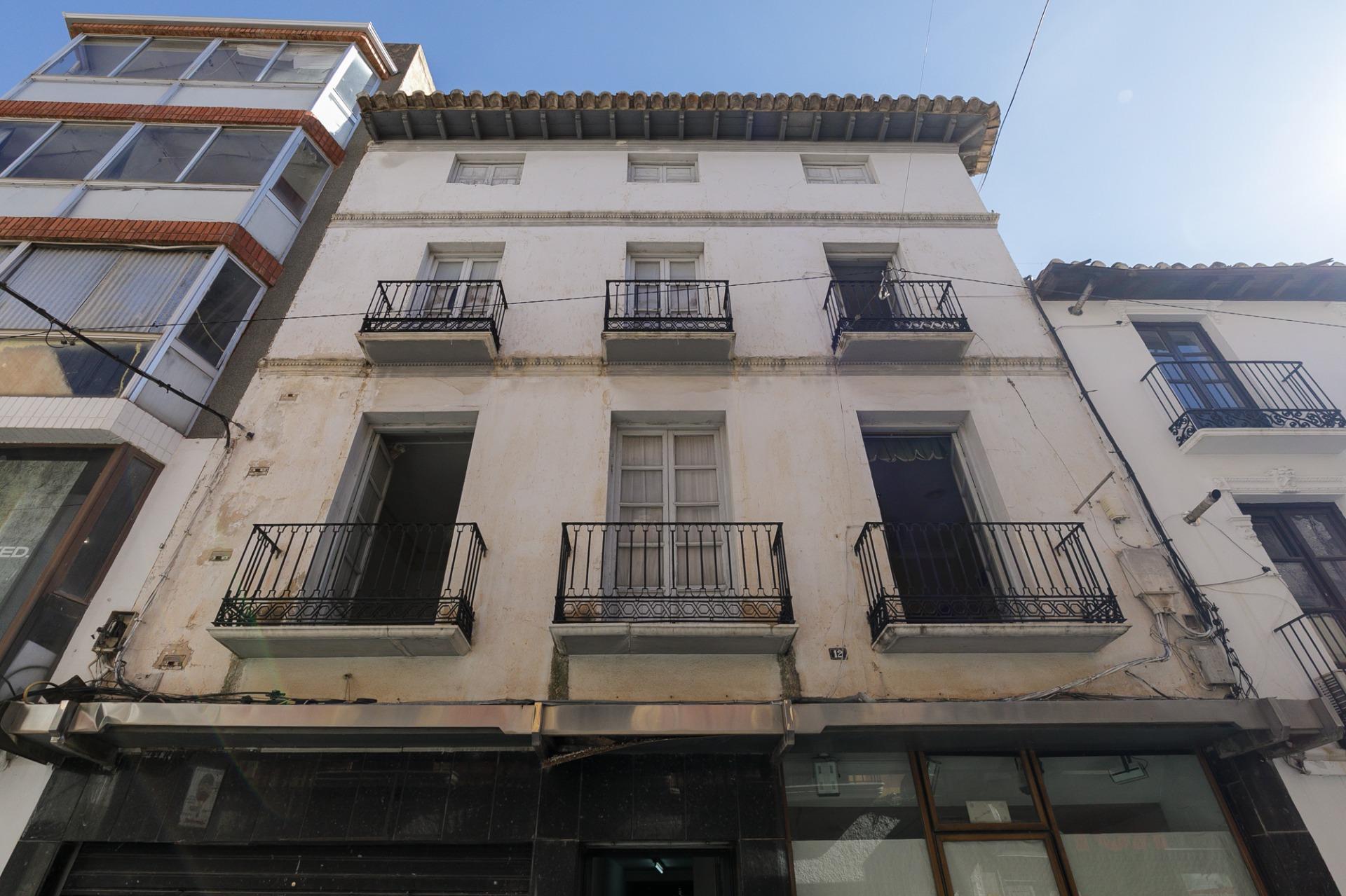 Building for Sale in Baza