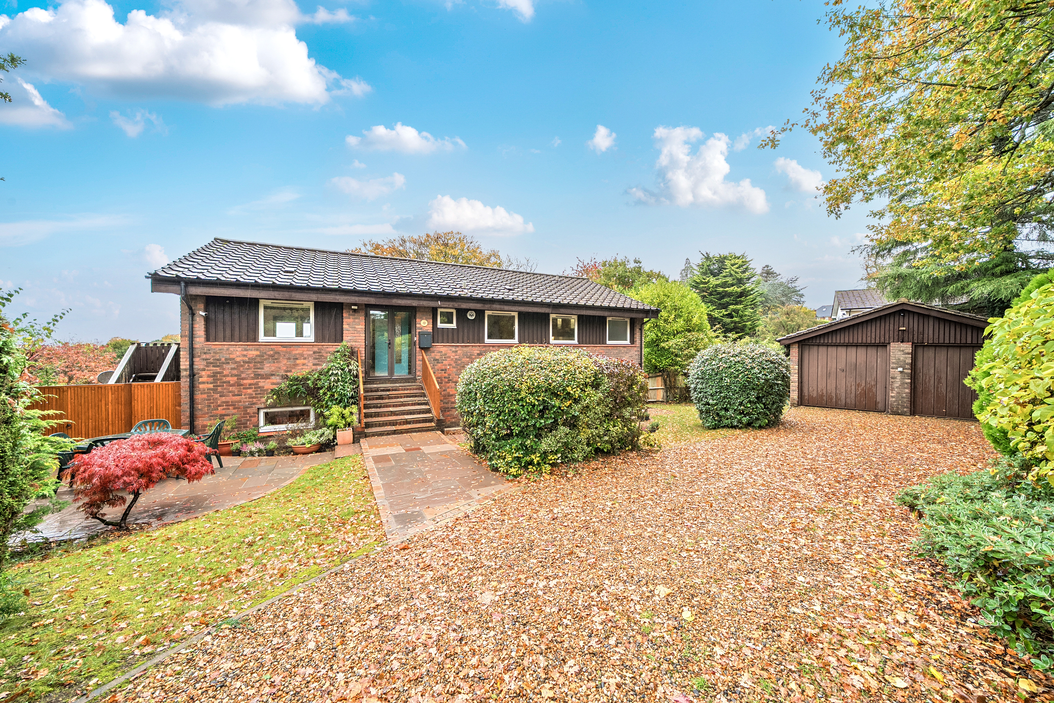 Detached House: for sale in WARLINGHAM