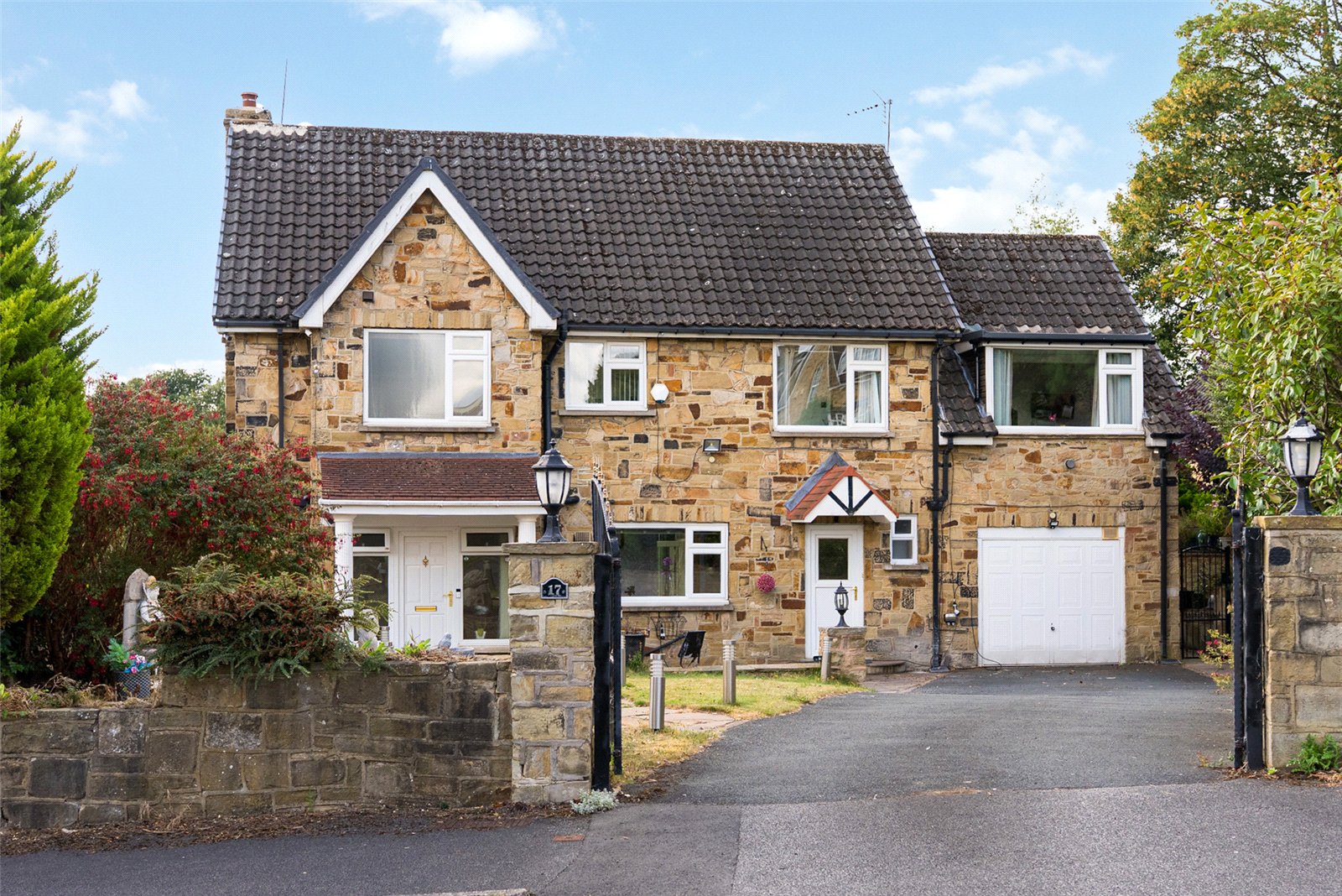 Detached House: for sale in Oakwood Leeds