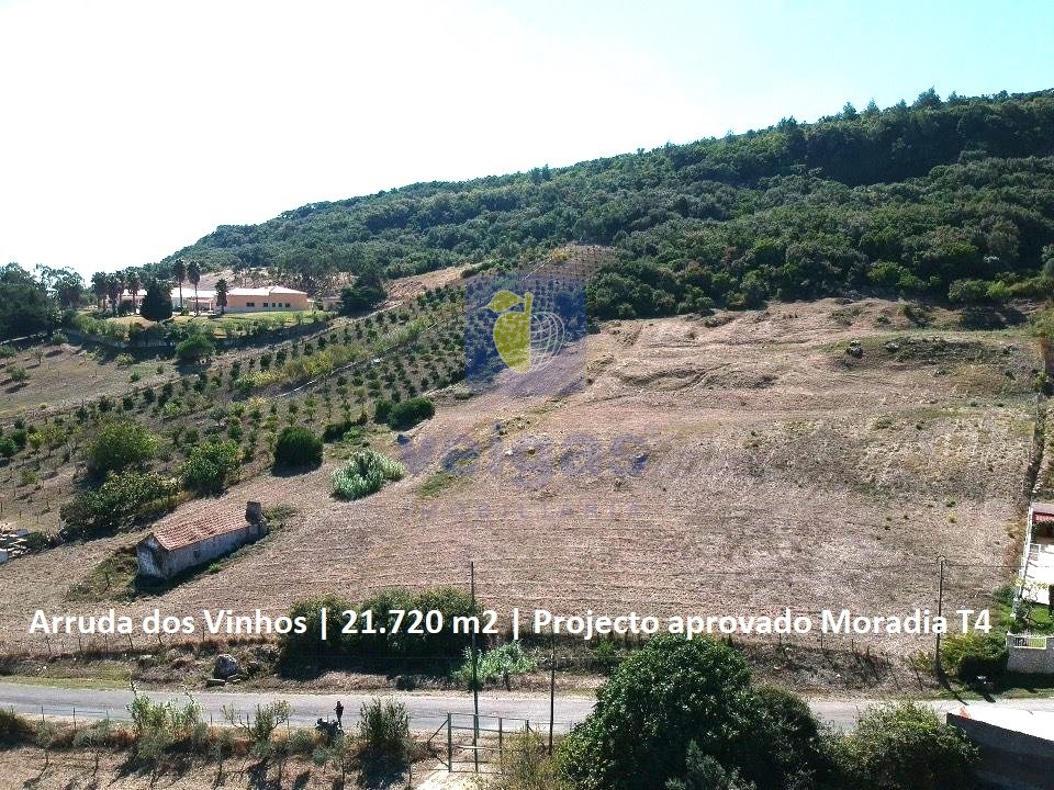 Urban and rustic land 2.17ha with approved project for 550m² villa – stunning view, tranquility and excellent access, Arruda dos…