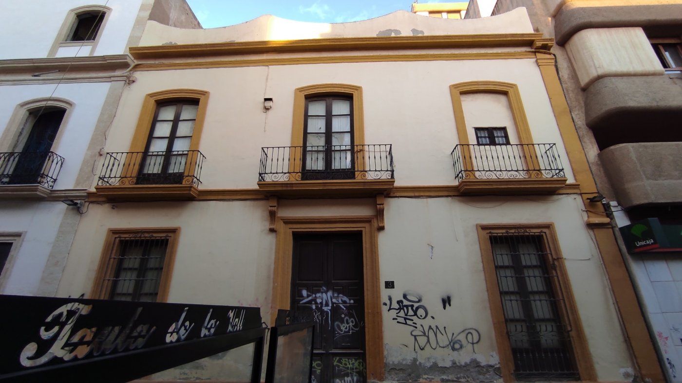 Investors, opportunity in the heart of Almeria! ️✨