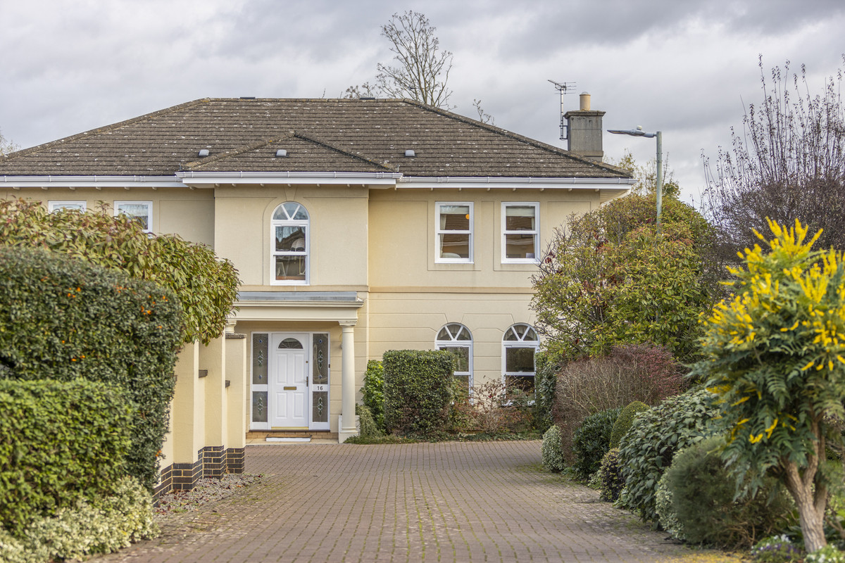 Detached House: for sale in Cheltenham