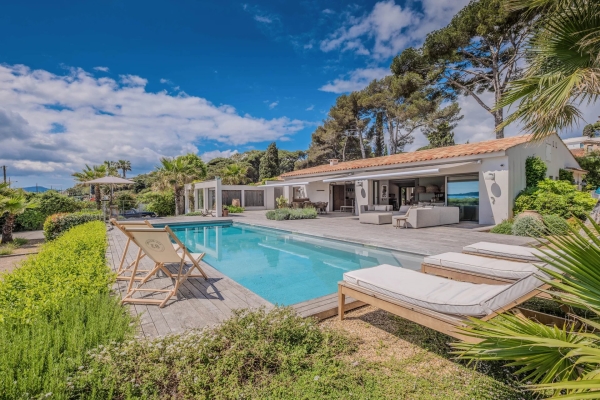 SAINTE MAXIME: MODERN VILLA WITH SEA VIEW